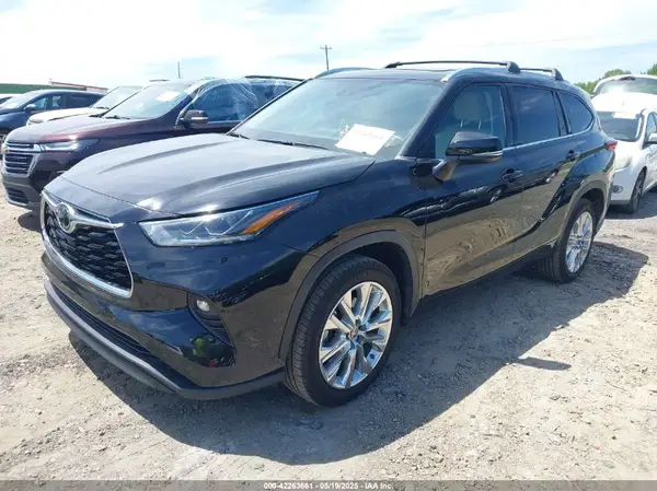 5TDKDRAH8PS000437 2023 TOYOTA HIGHLANDER - Image 2
