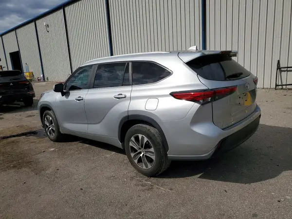 5TDKDRAH8PS003130 2023 TOYOTA HIGHLANDER - Image 2