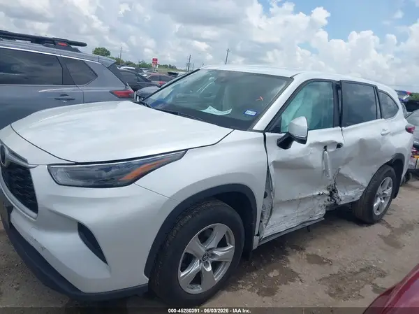 5TDKDRAH8PS008988 2023 TOYOTA HIGHLANDER - Image 2
