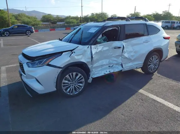 5TDKDRAH8PS009638 2023 TOYOTA HIGHLANDER - Image 2