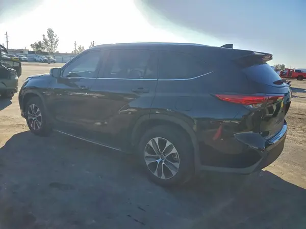 5TDKDRAH8PS013558 2023 TOYOTA HIGHLANDER - Image 2