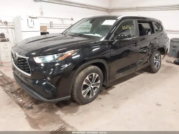 5TDKDRAH8PS020610 2023 TOYOTA HIGHLANDER - Image 2