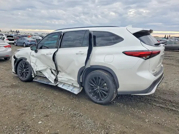 5TDKDRAH8PS024608 2023 TOYOTA HIGHLANDER - Image 2