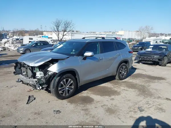 5TDKDRAH8PS028500 2023 TOYOTA HIGHLANDER - Image 2