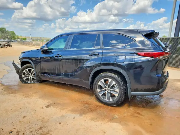 5TDKDRAH8PS037231 2023 TOYOTA HIGHLANDER - Image 2