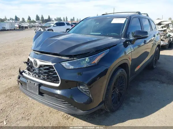 5TDKDRAH8PS501182 2023 TOYOTA HIGHLANDER - Image 2