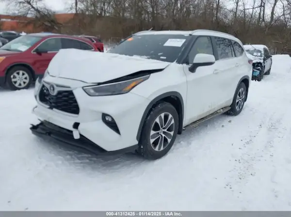 5TDKDRAH8RS537537 2024 TOYOTA HIGHLANDER - Image 2
