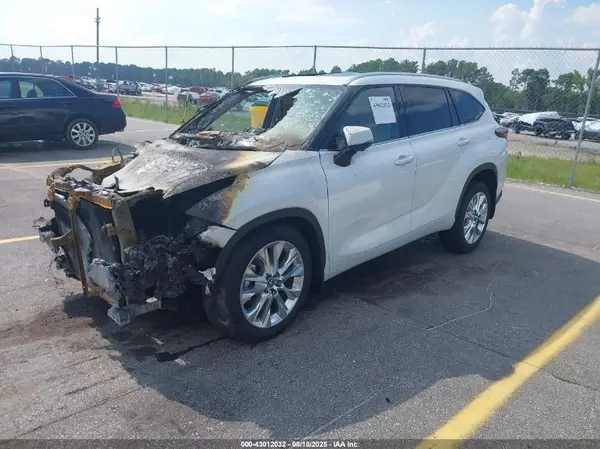 5TDKDRAH8SS555073 2025 TOYOTA HIGHLANDER - Image 2
