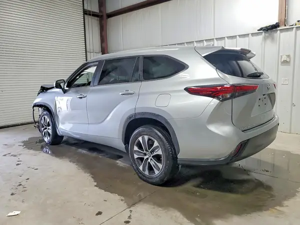 5TDKDRAH9PS005761 2023 TOYOTA HIGHLANDER - Image 2