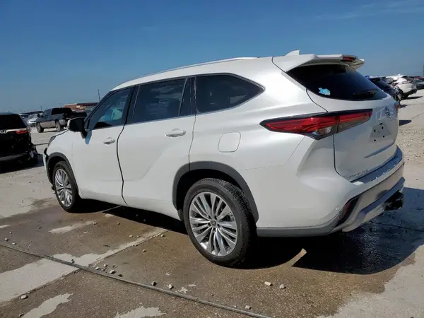 5TDKDRAH9PS006327 2023 TOYOTA HIGHLANDER - Image 2