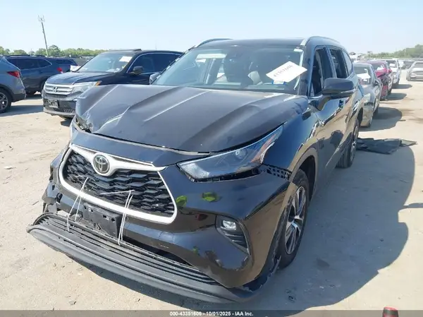 5TDKDRAH9PS015013 2023 TOYOTA HIGHLANDER - Image 2