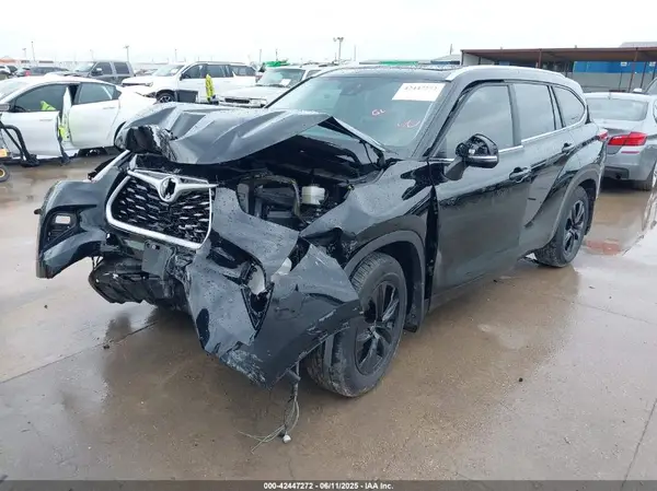 5TDKDRAH9PS022978 2023 TOYOTA HIGHLANDER - Image 2