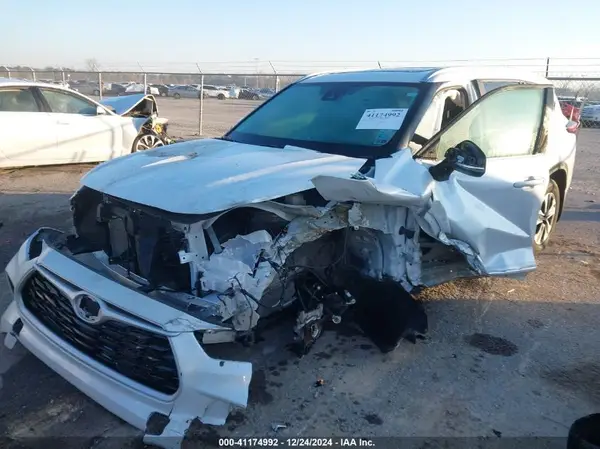 5TDKDRAH9PS035942 2023 TOYOTA HIGHLANDER - Image 2