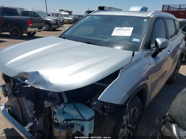 5TDKDRAH9PS049436 2023 TOYOTA HIGHLANDER - Image 2