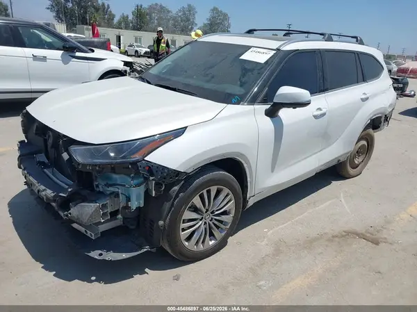 5TDKDRAH9PS509601 2023 TOYOTA HIGHLANDER - Image 2