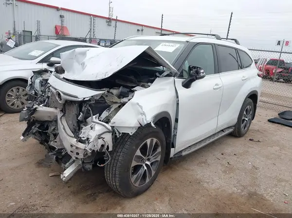 5TDKDRAH9PS519089 2023 TOYOTA HIGHLANDER - Image 2