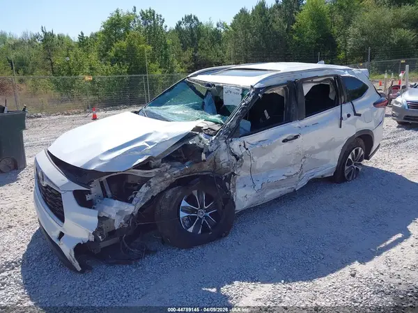 5TDKDRAH9RS527695 2024 TOYOTA HIGHLANDER - Image 2