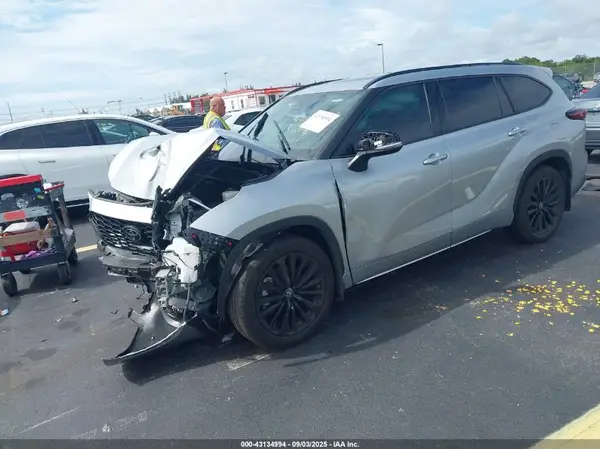 5TDKDRAH9RS545856 2024 TOYOTA HIGHLANDER - Image 2