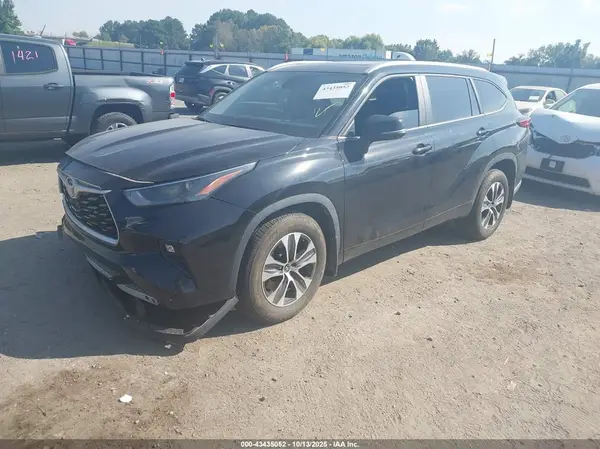 5TDKDRAHXPS502432 2023 TOYOTA HIGHLANDER - Image 2