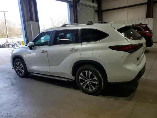 5TDKDRAHXPS520543 2023 TOYOTA HIGHLANDER - Image 2