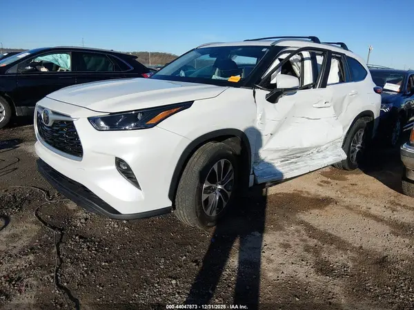 5TDKDRAHXPS524558 2023 TOYOTA HIGHLANDER - Image 2