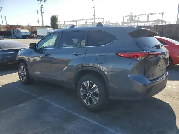 5TDKDRAHXPS527055 2023 TOYOTA HIGHLANDER - Image 2