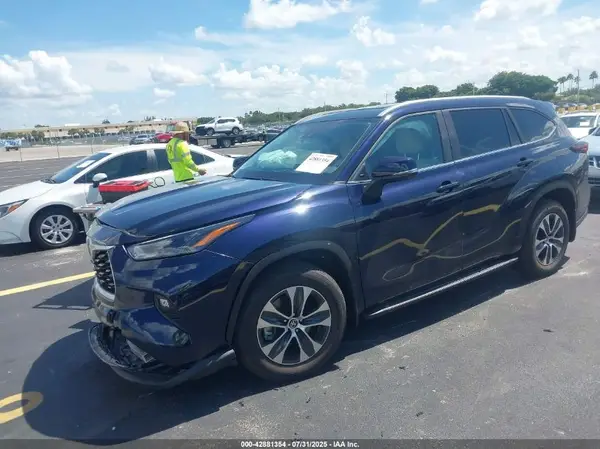 5TDKDRAHXSS555575 2025 TOYOTA HIGHLANDER - Image 2