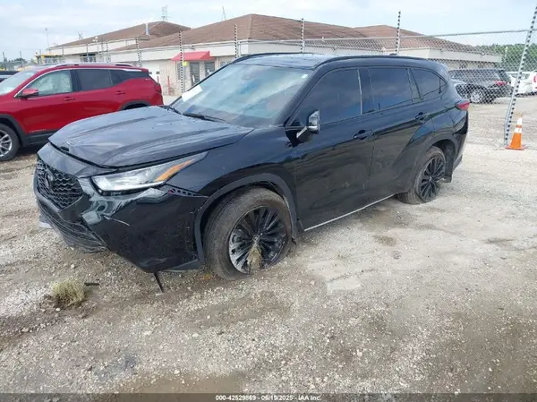 5TDKDRBH0PS509825 2023 TOYOTA HIGHLANDER - Image 2