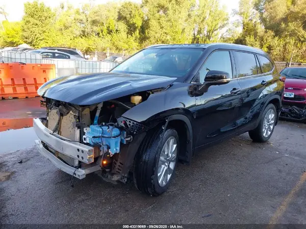 5TDKDRBH0PS523613 2023 TOYOTA HIGHLANDER - Image 2