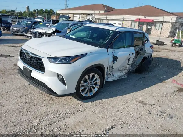 5TDKDRBH0RS550877 2024 TOYOTA HIGHLANDER - Image 2