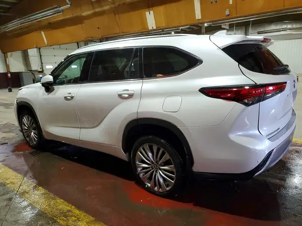 5TDKDRBH1PS506156 2023 TOYOTA HIGHLANDER - Image 2