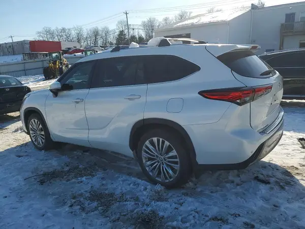 5TDKDRBH1PS510966 2023 TOYOTA HIGHLANDER - Image 2
