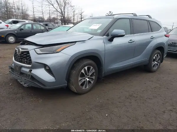 5TDKDRBH2PS029818 2023 TOYOTA HIGHLANDER - Image 2