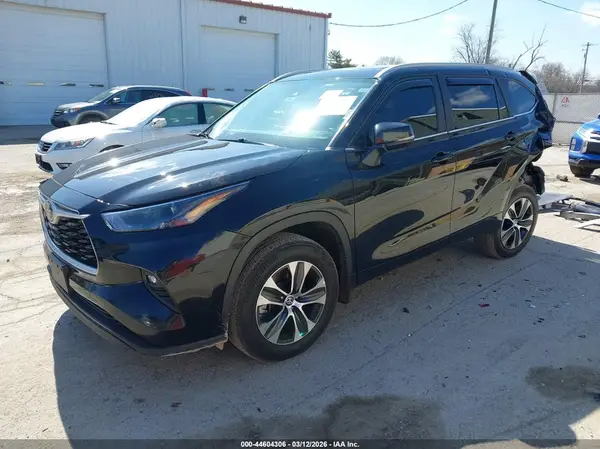 5TDKDRBH2PS033190 2023 TOYOTA HIGHLANDER - Image 2