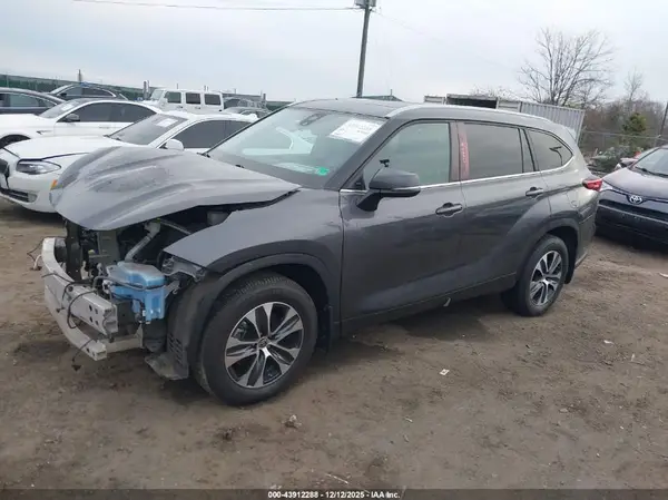 5TDKDRBH2PS504917 2023 TOYOTA HIGHLANDER - Image 2