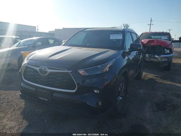 5TDKDRBH2PS510118 2023 TOYOTA HIGHLANDER - Image 2
