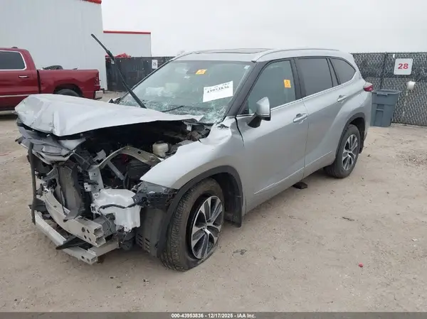 5TDKDRBH2PS527162 2023 TOYOTA HIGHLANDER - Image 2