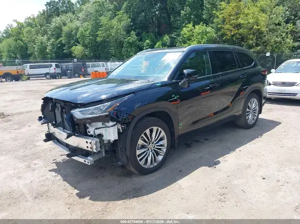 5TDKDRBH2RS566353 2024 TOYOTA HIGHLANDER - Image 2