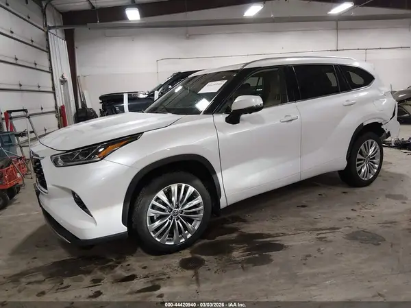5TDKDRBH2RS572279 2024 TOYOTA HIGHLANDER - Image 2