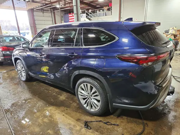 5TDKDRBH2SS582624 2025 TOYOTA HIGHLANDER - Image 2
