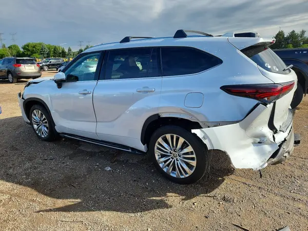 5TDKDRBH2SS586611 2025 TOYOTA HIGHLANDER - Image 2