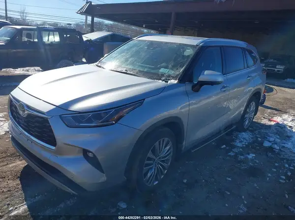 5TDKDRBH3PS043064 2023 TOYOTA HIGHLANDER - Image 2