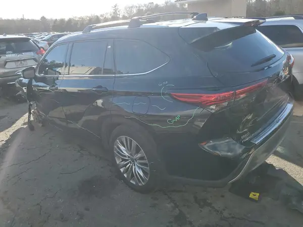 5TDKDRBH3PS510063 2023 TOYOTA HIGHLANDER - Image 2