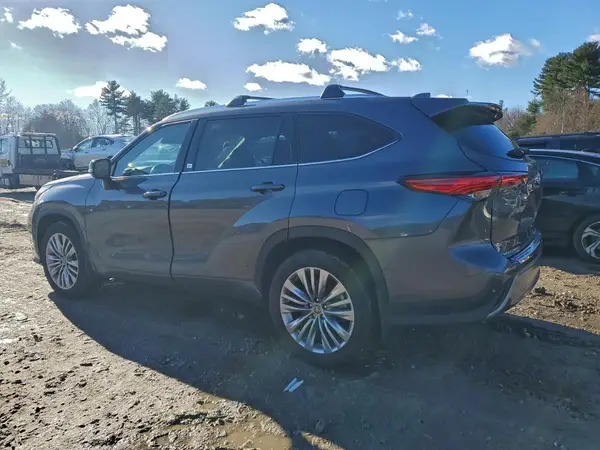 5TDKDRBH3PS518776 2023 TOYOTA HIGHLANDER - Image 2