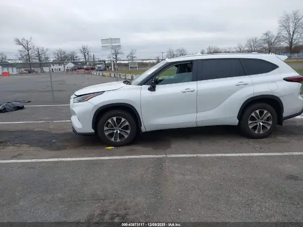 5TDKDRBH3RS548170 2024 TOYOTA HIGHLANDER - Image 2