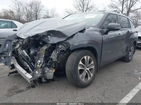 5TDKDRBH4PS504031 2023 TOYOTA HIGHLANDER - Image 2