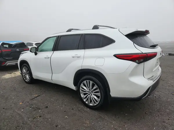 5TDKDRBH4PS505731 2023 TOYOTA HIGHLANDER - Image 2