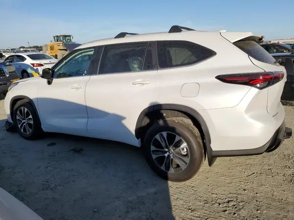 5TDKDRBH4RS548517 2024 TOYOTA HIGHLANDER - Image 2