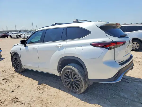5TDKDRBH4SS577022 2025 TOYOTA HIGHLANDER - Image 2