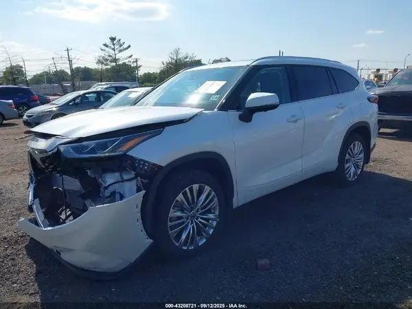 5TDKDRBH4SS581295 2025 TOYOTA HIGHLANDER - Image 2